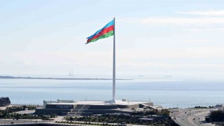 Dünyanın en büyük bayrağı Azerbaycanda dalgalanıyor