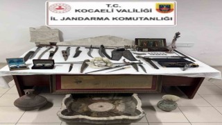Durdurulan araçtan kaftandan kılıçlara çok sayıda eser çıktı