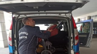 Düşerek başından yaralanan küçük çocuğu ilk müdahale zabıtadan geldi