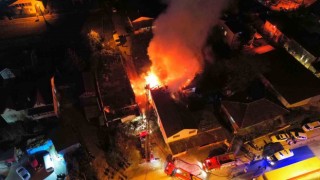 Düzcede 2 ev ve odunluk alev alev yandı