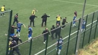 (DÜZELTME) Amatör maçta saha karıştı, futbolcular taşlı saldırıda yaralandı