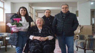 Edirneli öğretmen, geleceğe hazırladığı öğrencisi ile 24 yıl sonra bir araya geldi