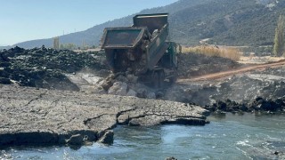 Eğirdir Gölünde oluşan düdenler iş makineleriyle kapatılıyor