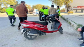 Ehliyetsiz, plakasız ve kasksız motosiklet kulanan sürücüye 23 bin TL ceza