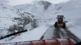 Eksi 15 derecede karlı yolları bir bir açan Turuncu Kaplanlar işlerini aşkla yapıyor