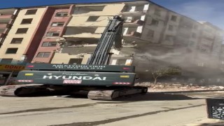 Elazığda ağır hasarlı bina tek dokunuşla yıkıldı