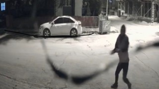 Elazığda depoya taşlı saldırı kameraya yansıdı