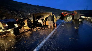 Elazığda hayvan gübresi yüklü traktör devrildi