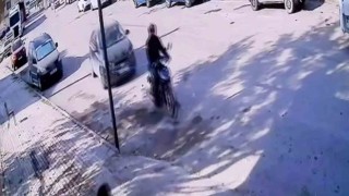 Elazığda ilginç görüntü: Yolda kalan araç motosikletle çekildi