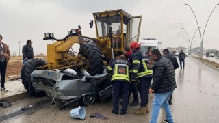 Elazığda otomobilin iş makinesinin altına girdiği anlar güvenlik kamerasına yansıdı