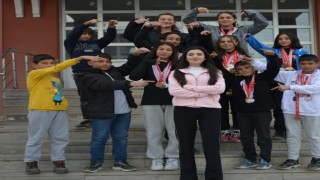Elif öğretmen öğrencilerini spora yönlendirdi, atletizmde Türkiye şampiyonluklarına ambargo koydu