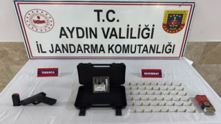 Elindeki ruhsatsız silahı satmaya çalışırken yakalandı