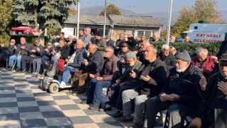 Eller semaya depremde hayatını kaybedenler için kalktı