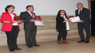 Emekli olan öğretmenlere hizmet şeref belgesi verildi