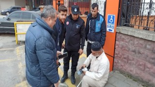 Engelli numarası yapan dilenci zabıta ve polisten kaçamadı