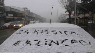 Erzincan kent merkezine mevsimin ilk karı düştü, tipi hayatı felç etti