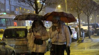 Erzurumda beklenen kar yağışı başladı