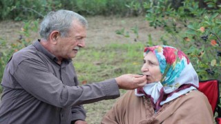 Eşinin rahatsızlığı için ektiği meyvenin taleplerine yetişemiyor