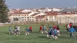 Eskişehirde saha karıştı, futbolcular birbirine girdi