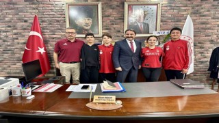 Eskişehirli milli yüzücüler Gençlik Spor İl Müdürü Kalını ziyaret etti