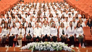 ESOGÜlü genç diş hekimi adayları beyaz önlüklerini giydi