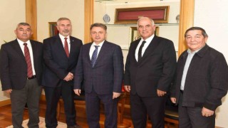 ESVAKtan Eskişehir Anadolu Üniversitesi Rektörü Prof. Dr. Kemal Şenocaka plaket