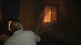 Evin içini saran alevlere vatandaş hortumla müdahale etti