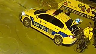 Evini bulamayan yaşlı adamı polis evine götürdü