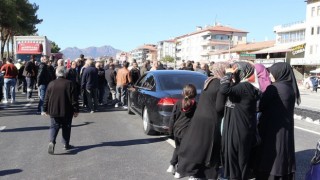 Eylem yapan mahalle sakinleri uluslararası karayolunu trafiğe kapattı