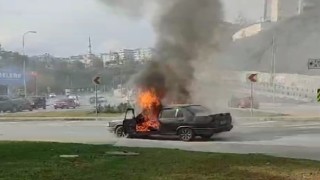 Eyüpsultanda hareket halindeki Fiat Tofaş araç alev alev yandı