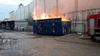 Fabrikanın geri dönüşüm konteynırı yandı