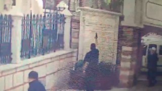 Fatihte cami avlusuna gelen bir kişi silahla havaya ateş açtı