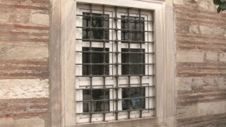 Fatihteki 439 yıllık Mehmed Ağa Camiine plastik pencere takıldı, tarihi külliyenin hamamı harabeye döndü