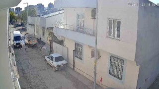 Feci kaza kamerada: Şanlıurfada minibüsün çarptığı çocuk hayatını kaybetti