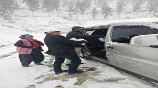 Feke Belediyesi karda mahsur kalan aileleri kurtarma çalışması başlattı