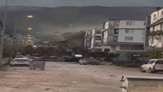 Fırtına binanın çatısını uçurdu, o anlar kamerada