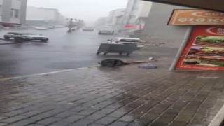 Fırtına ve yağmur, çöp konteynerini alıp götürdü: Tebessüm ettiren anlar