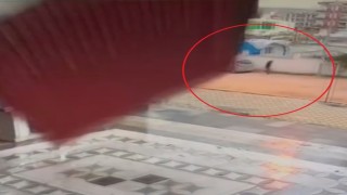 Fırtınanın uçurduğu metal çatıdan koşarak kurtulan vatandaşın ölüme karşı mücadelesi kamerada
