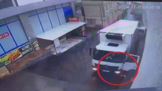 Freni boşalan kamyonun kapısında asılı kaldı... Korku dolu anlar kamerada