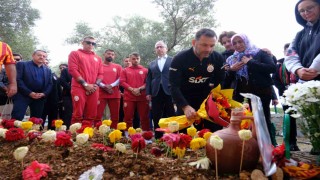 Galatasaray yönetimi ve futbolcular, Yiğit Kurtun mezarını ziyaret etti