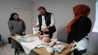 Gebe okuluna giden babaların zorlu sınavı: Bebek bezi değiştirme, bebek yıkama