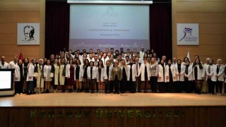 Geleceğin Diş Hekimleri törenle beyaz önlüklerini giydi