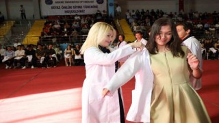 Geleceğin hekimleri beyaz önlüklerini törenle giydi