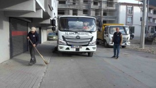 Gemlikte boş arsalar temizleniyor