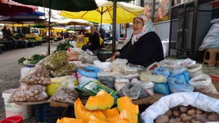 Giresunlu kadınlar yetişdirdikleri ürünleri pazarda satarak aile ekonomilerine katkı sağlıyor