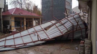 Gölbaşı ilçesinde çatılar uçtu