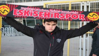 Görme engeline rağmen Eskişehirsporun maçlarını gönül gözü ile görüyor