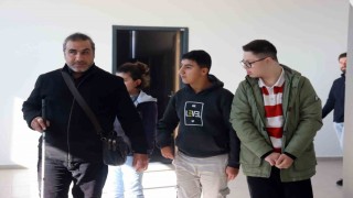 Görmediği öğrencilerinin gönlüne sazının teliyle dokunuyor