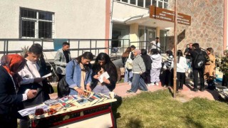 Güneşli bir günde kitap okuma etkinliği
