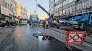 Güngörende çöken yolda sıkışan kamyon kurtarıldı